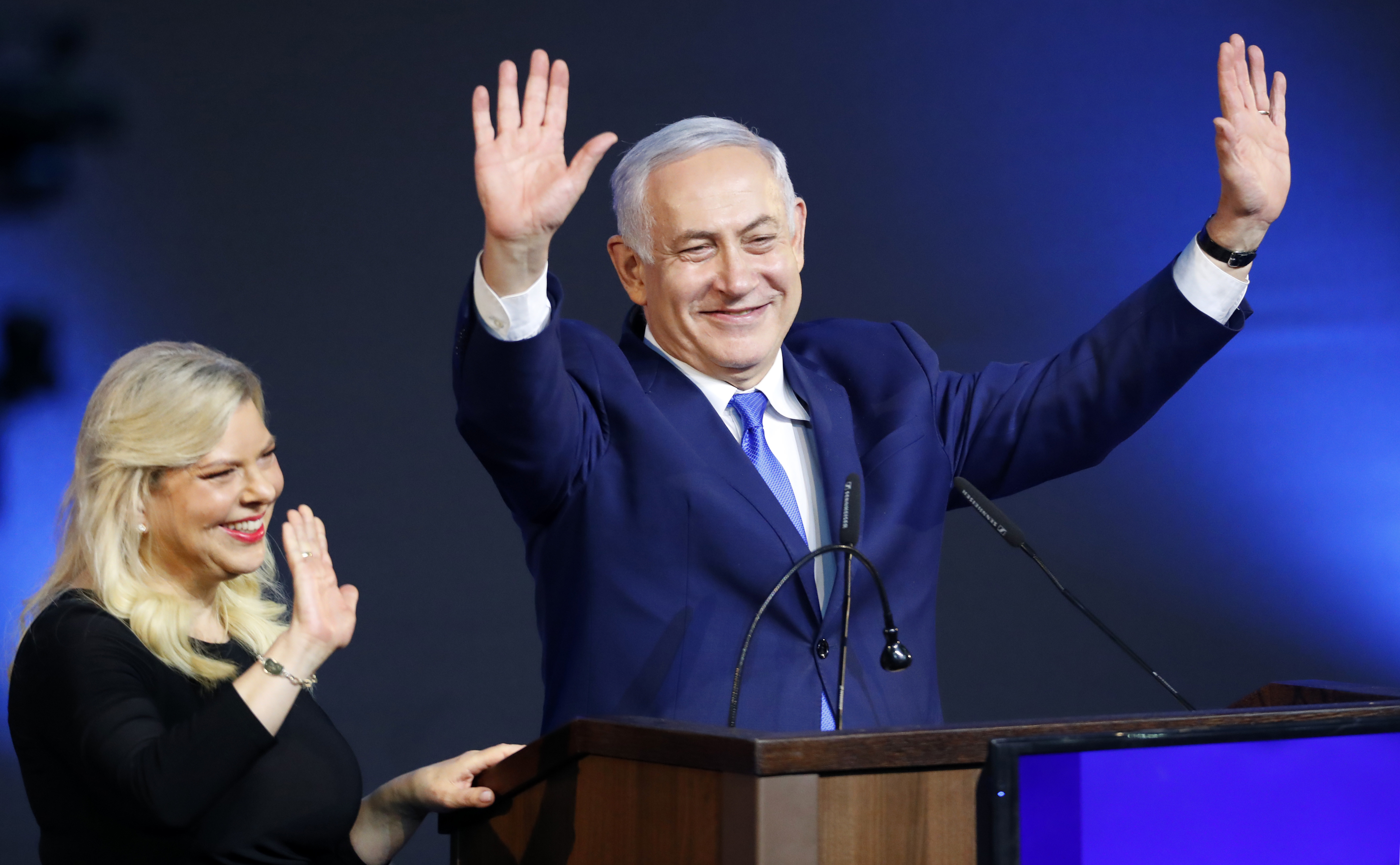 נתניהו חוגג עם שרה. צילום: AFP