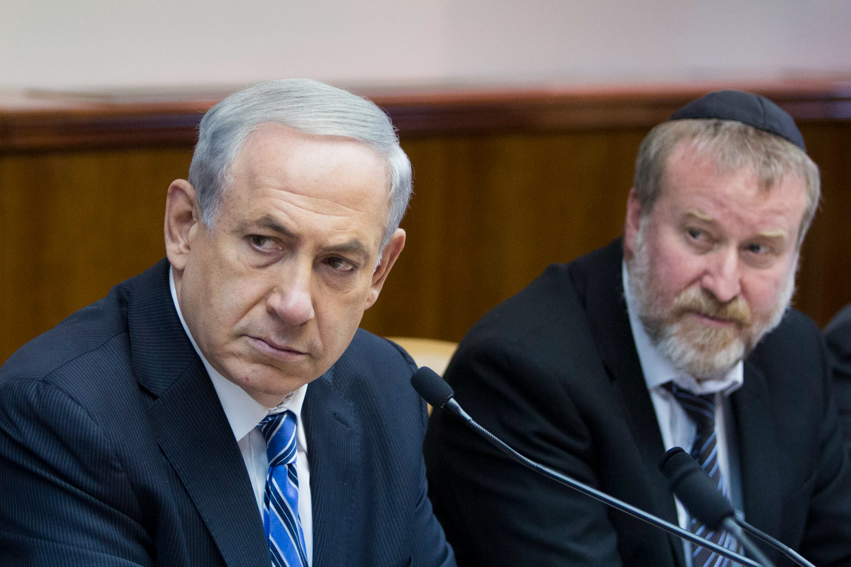 "מפחד מאימת הדין" - נתניהו ומנדלבליט. צילום: יונתן זינדל, פלאש 90