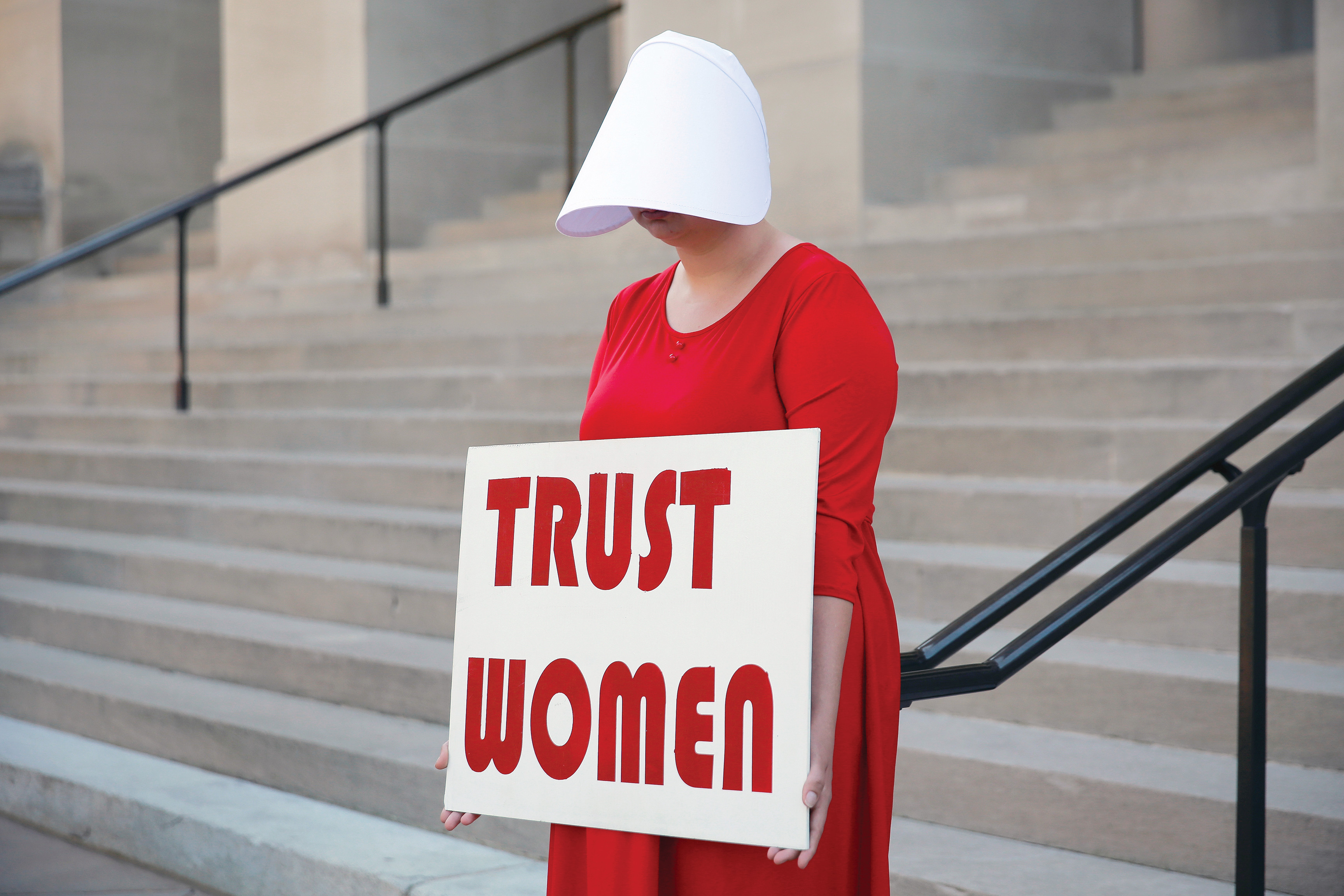 מפגינה נגד הפלות בדמות &quot;סיפורה של שפחה&quot;. צילום: רויטרס