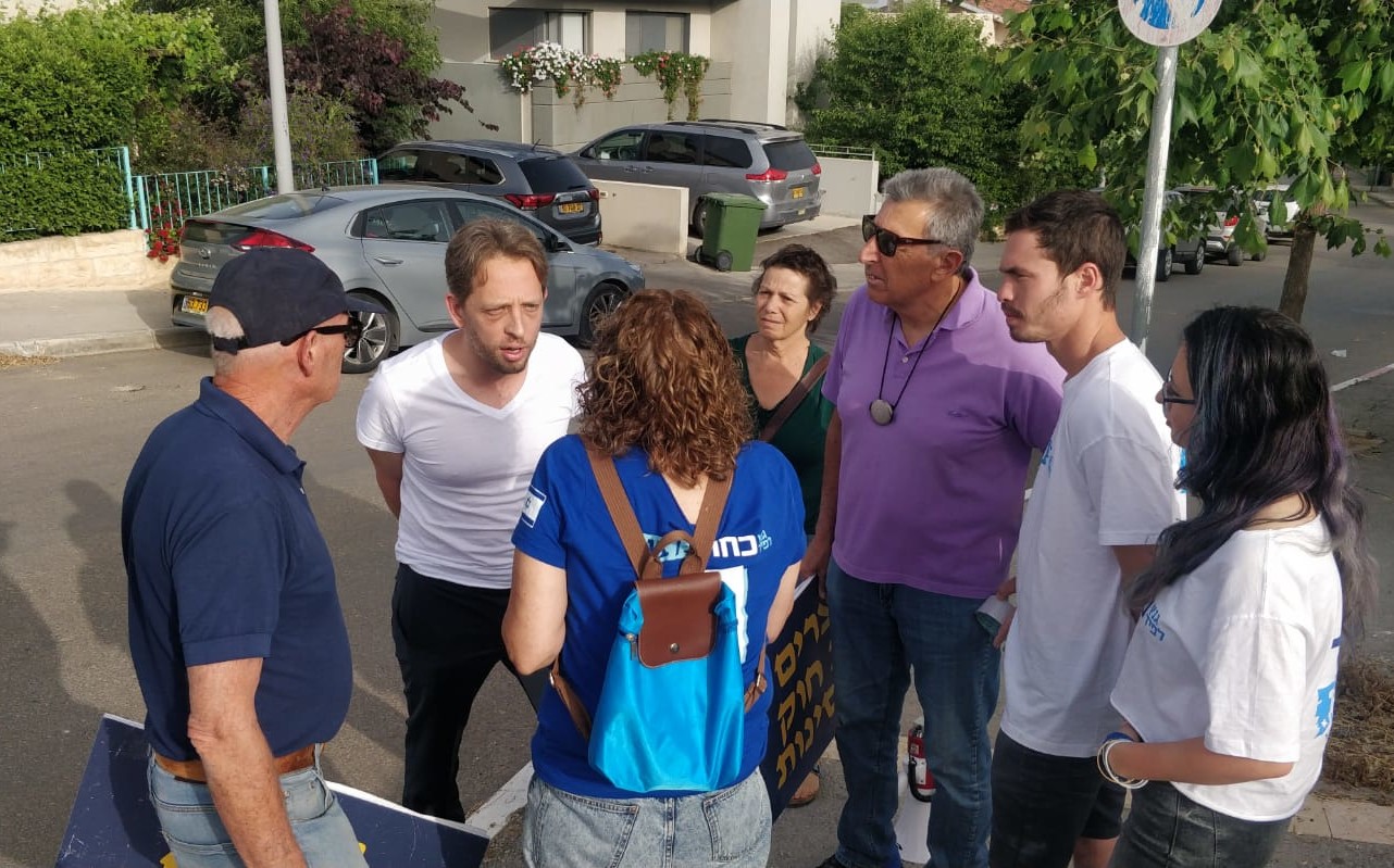 ח&quot;כ פולקמן עם מפגיני &quot;כחול לבן&quot;. צילום: תומר וינר