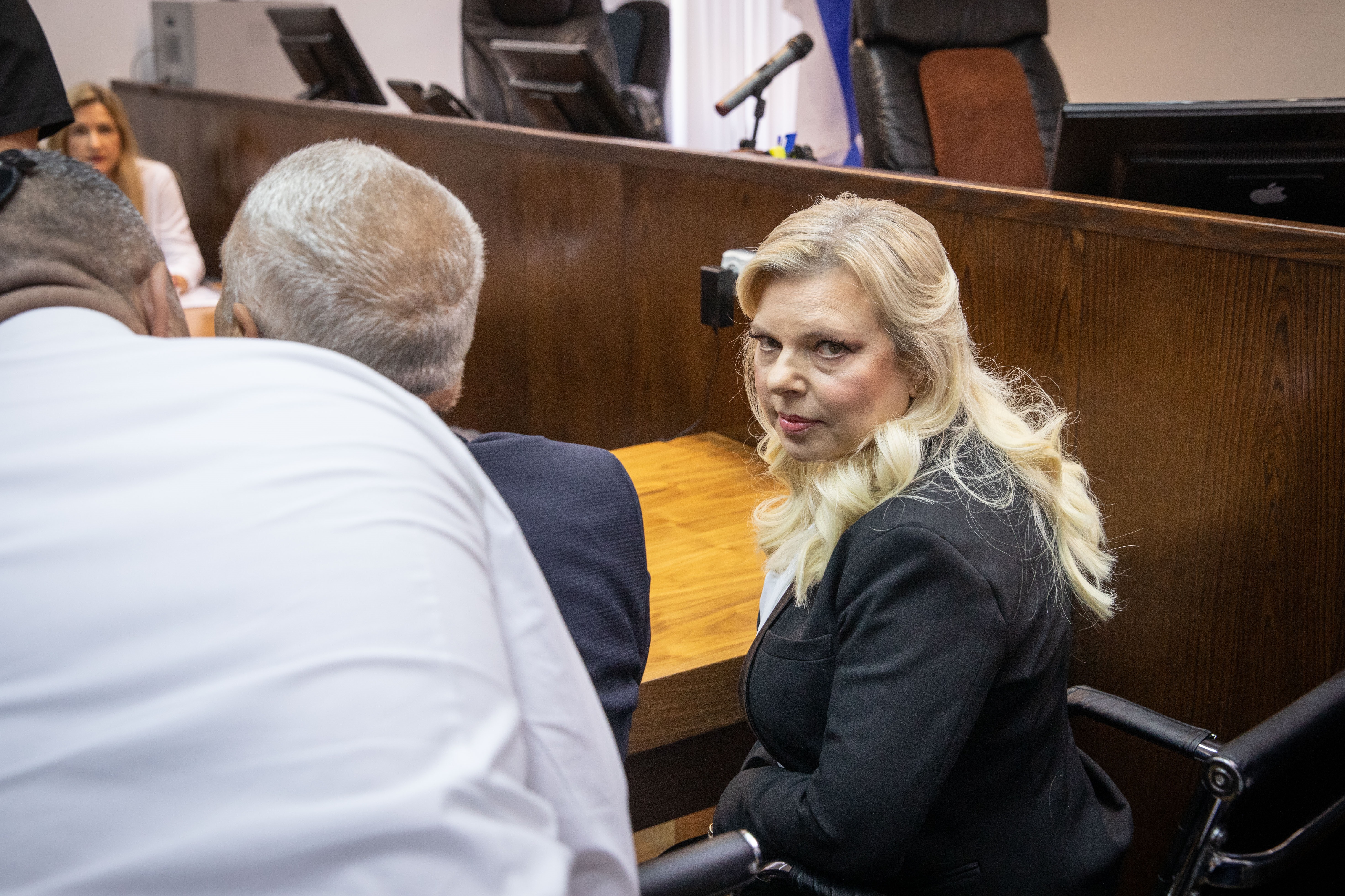 שרה נתניהו בבית המשפט. צילום: אמיל סלמן, פול