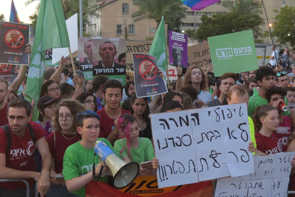 מפגינים נגד פרץ. צילום: אבשלום ששוני