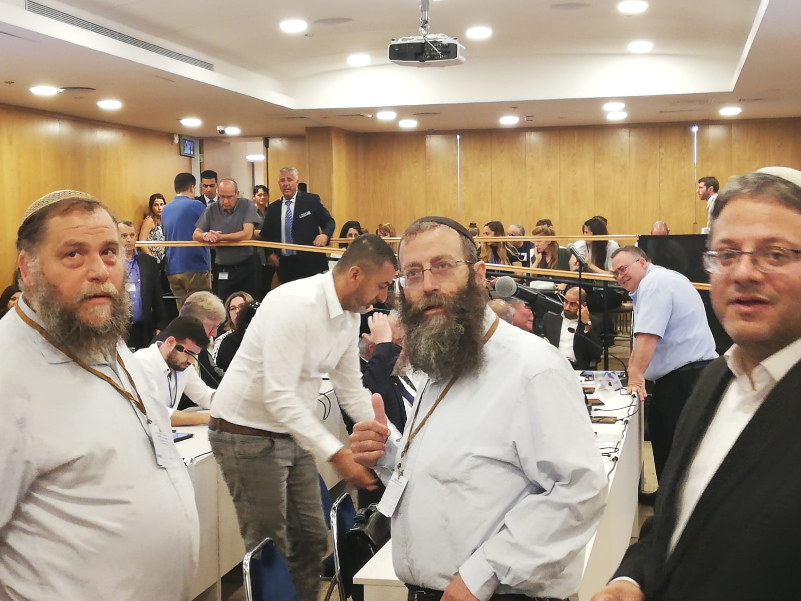 גופשטיין ומרזל ברגע הדחתם. צילום: אריק בנדר