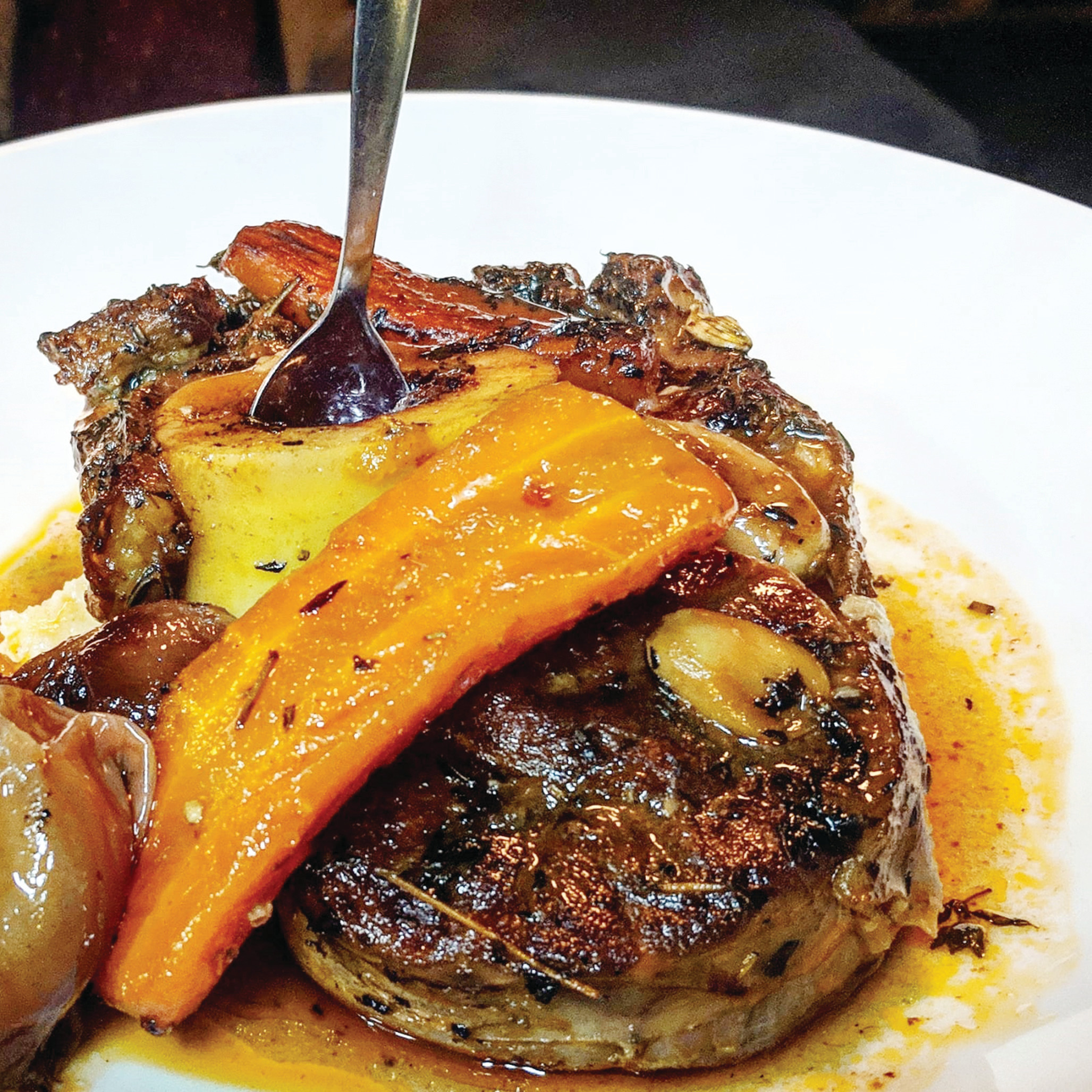 אוסבוקו עגל ב&quot;אדום&quot;. צילום: יח&quot;צ