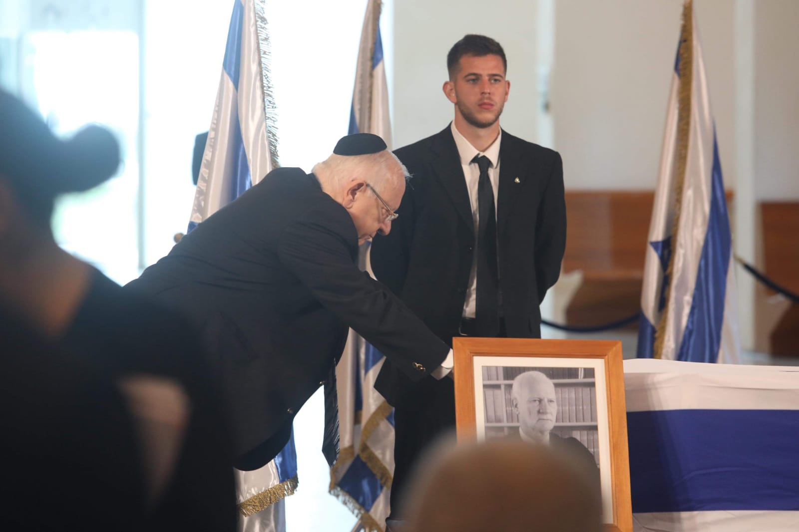 ריבלין ליד ארונו של שמגר. צילום: מרק ישראל סלם