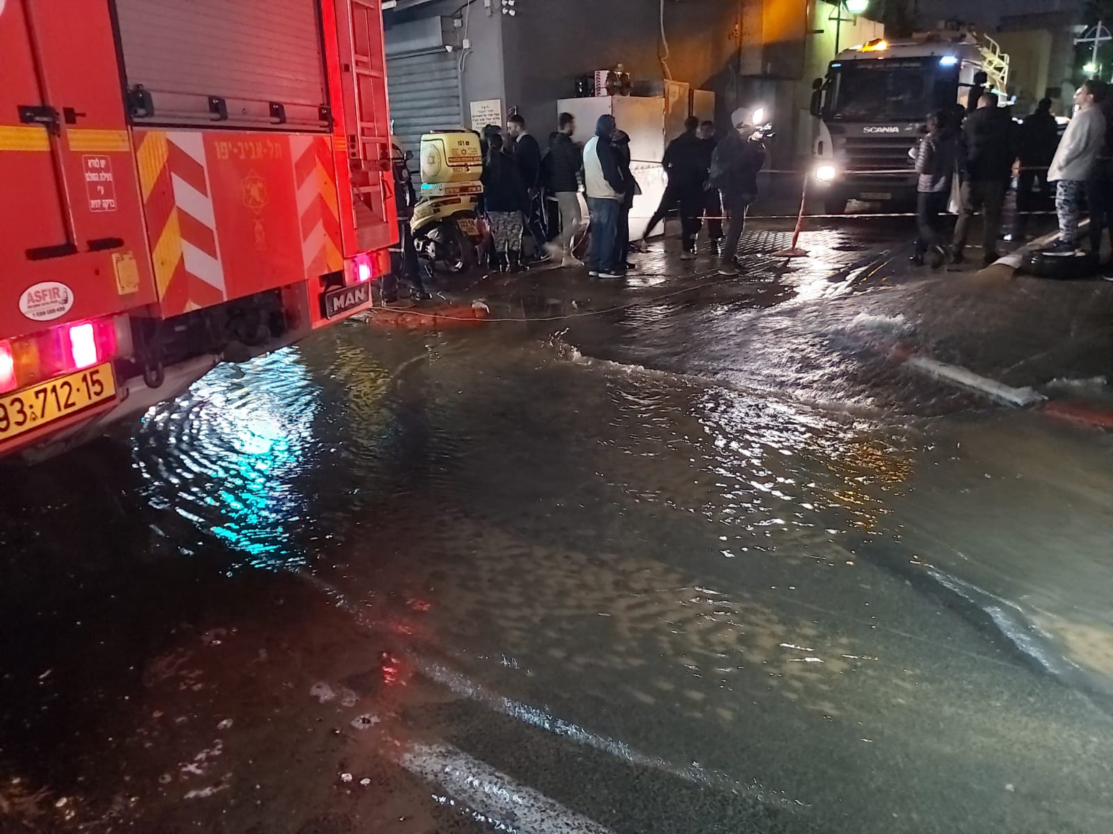 שאיבת המים מהבניין שהוצף בשכונת התקווה. צילום: משה כהן