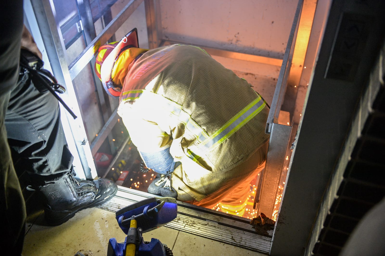 חילוץ הלכודים מהמעלית בתל אביב. צילום: יחידת התיעוד המבצעי, כב&quot;ה