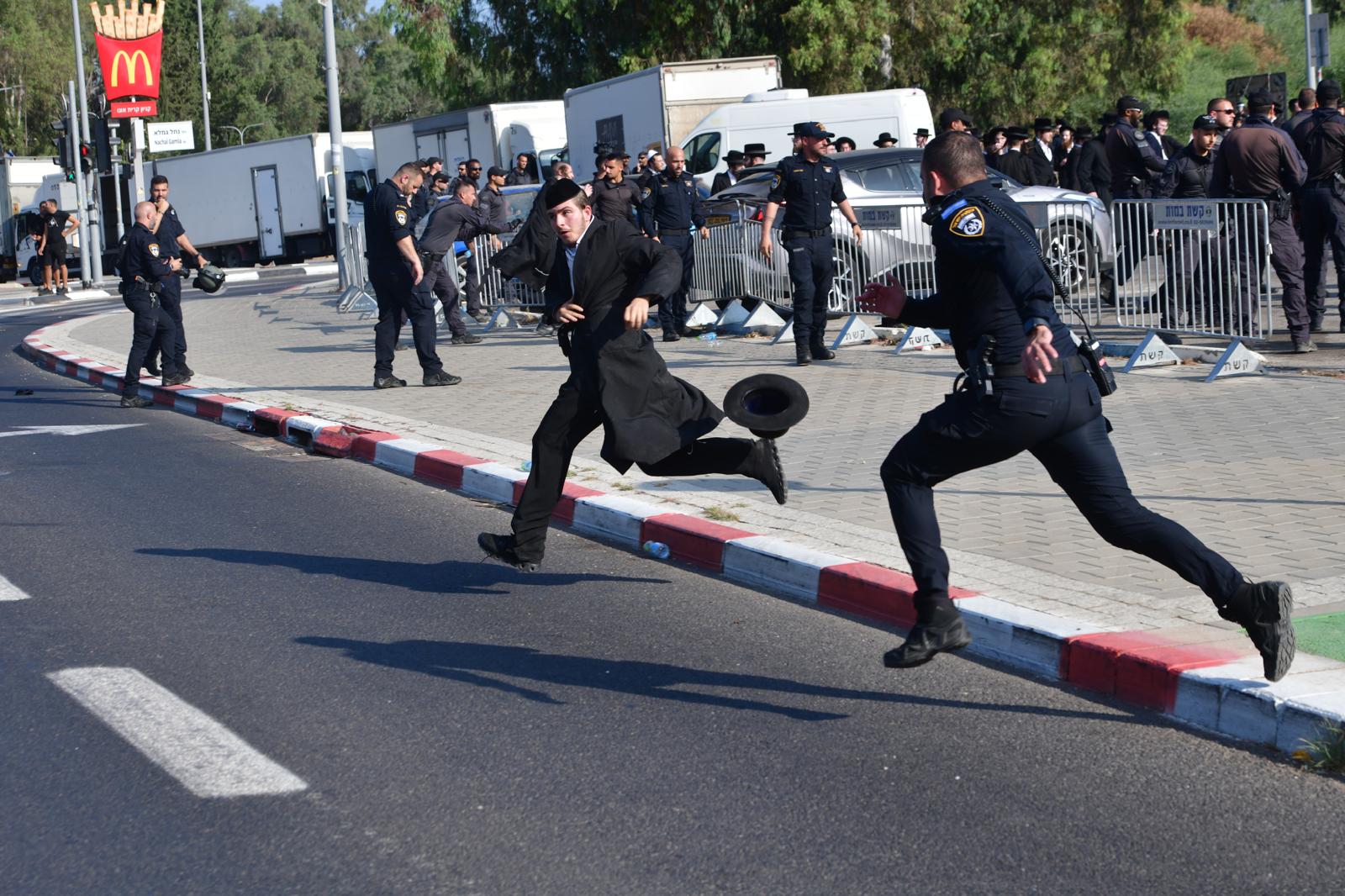 עימותים בהפגנה בתל השומר בעקבות גיוס החרדים, צלם "מעריב" הותקף