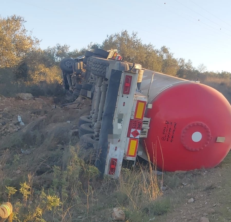 משאית המובילה 25 טון גז התהפכה בשומרון; לוחמי אש בודקים המצאות גז באוויר