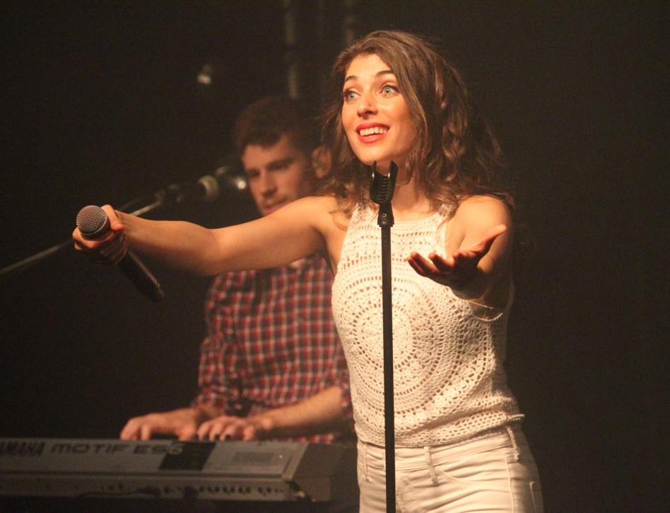 כל העיניים עליה. רוני דלומי