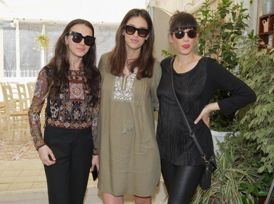 אמהות או לא להיות. בול (במרכז) עם איגי וקסמן יוסף 