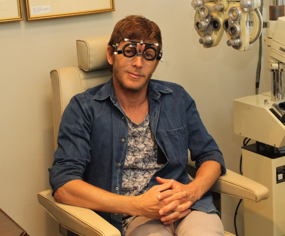 שכטר בוחן את עצמו במראה המלומד