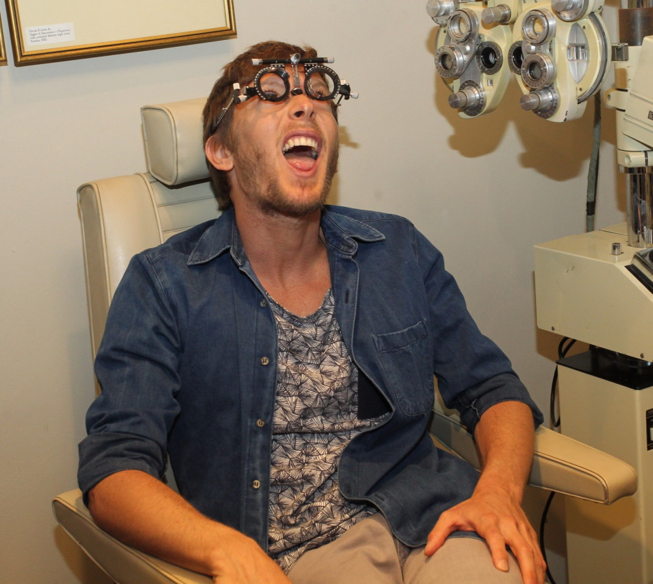 קונדסון. עפר שכטר משחק במשקפיים