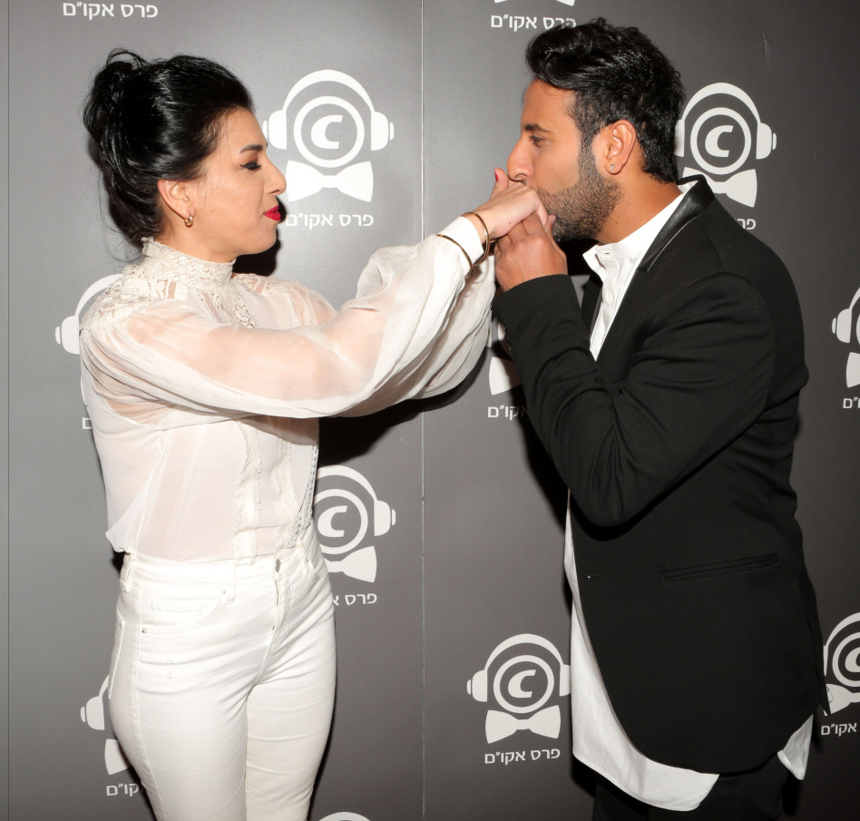 אבל אוהב גם את דיקלה. דודו מנשק בנימוס