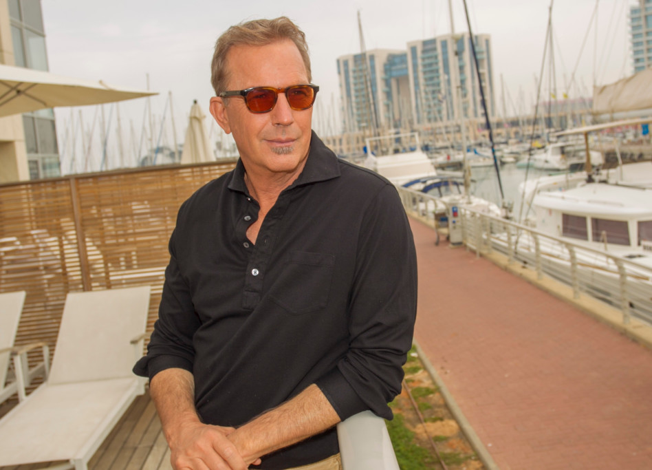 מבט נוגה לעבר השקיעה? צ'ק! קוסטנר