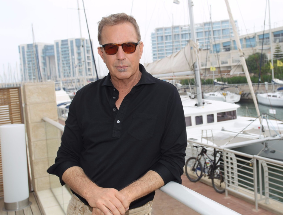 מבט אחד ואתם קופאים. קווין קוסטנר בהרצליה (צילום: רפי דלויה)