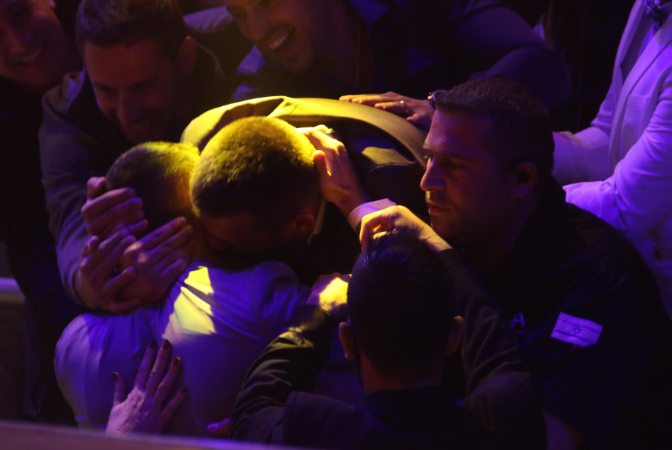 עמרי בן נתן גונב חיבוקים מהמשפחה