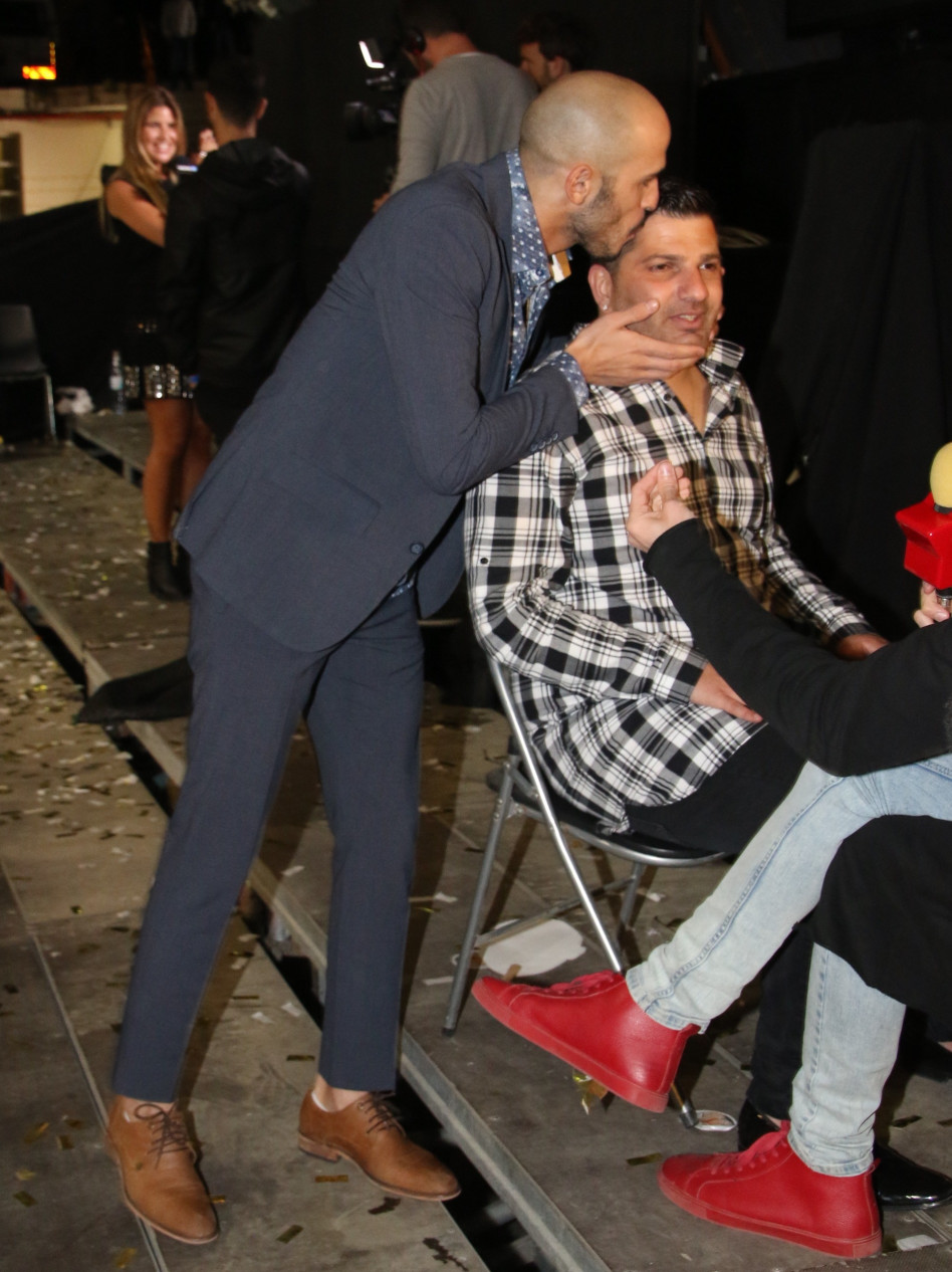 ברק מחלק לדודו נשיקות