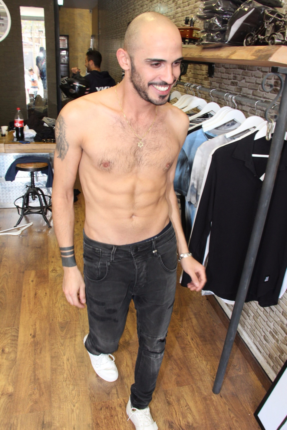 היוש, נעמי קמפבל. אדרי מדגמן