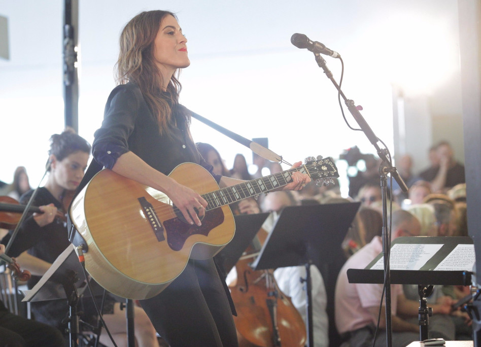 אחראית על השואו. קרן אן