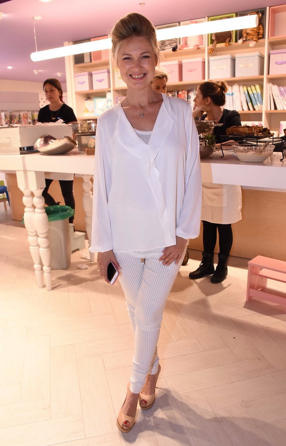 לוהטת בלבן! מיכל ינאי (צילום: אביב חופי)