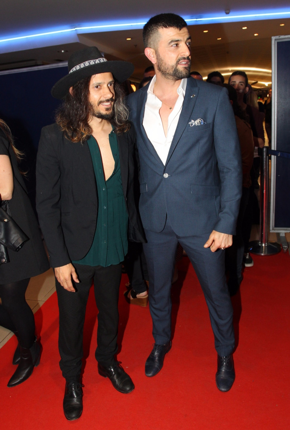 מחשוף עמוק! ציון ברוך מפרגן לעמוס תמם (צילום: רפי דלויה)