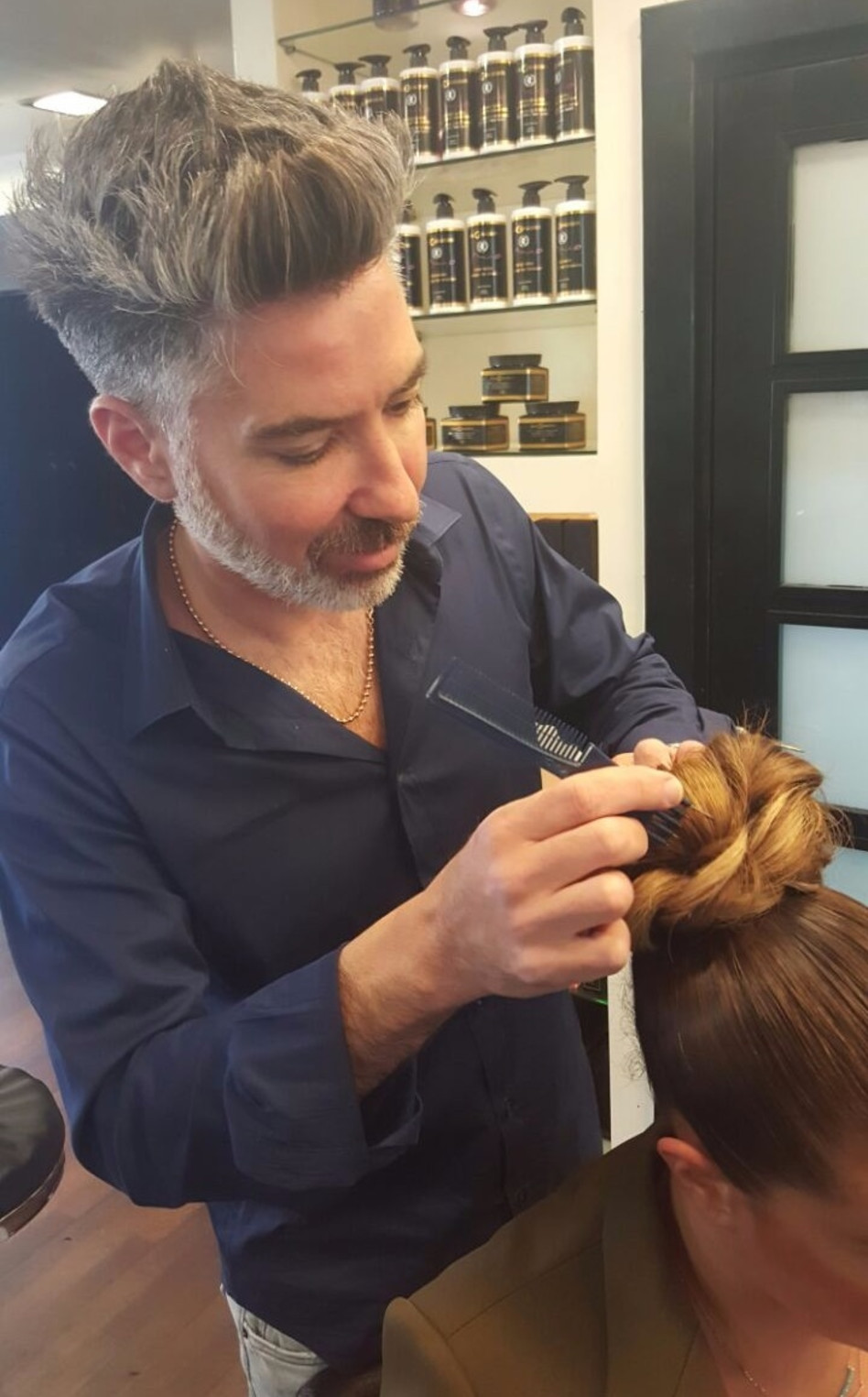 מתלוצץ עם חבריו. איציק כרסנטי