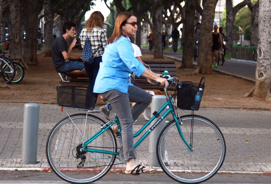 דוהרת. ח"כ שלי יחימוביץ' (צילום: אמיר מאירי)