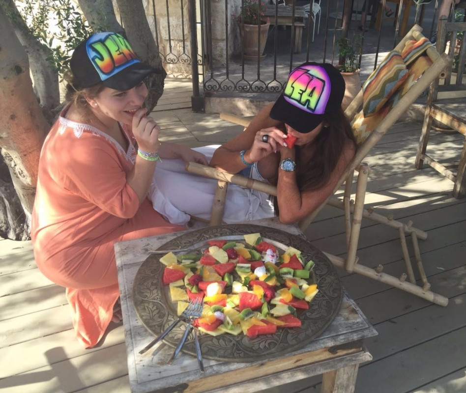 מנשנשות. לאה שנירר וג'קי אזולאי