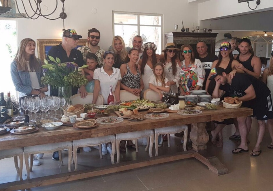 מתפנקים ונהנים. לאה שנירר וחברים 