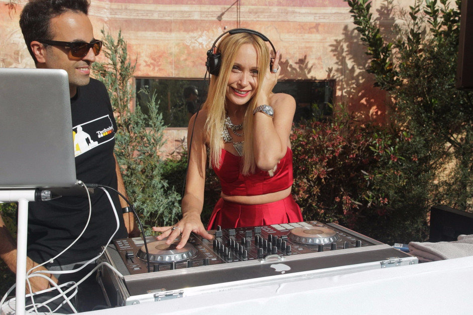 אלוהים הוא די ג'יי? כי גם רינת פליישר מחלטרת