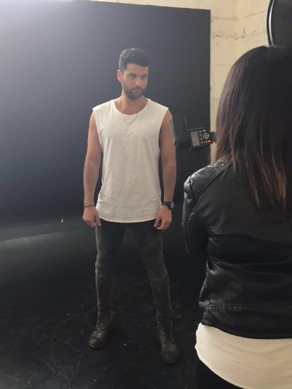 עושה פוזות. עומרי כוכבי על סט הצילומים (יח"צ)