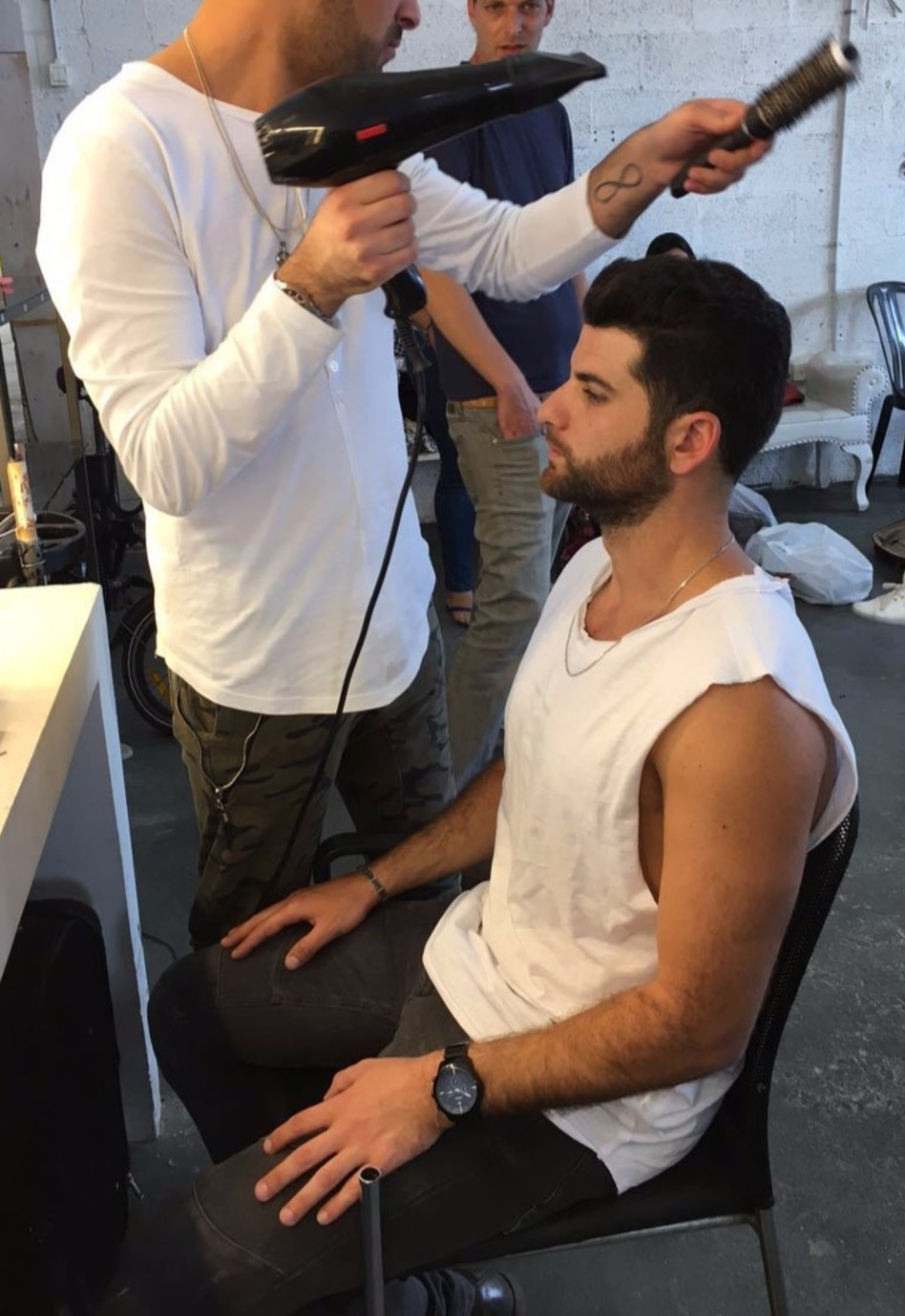 מה עם צוות הטיפוח שלו? עומרי כוכבי מצטלם