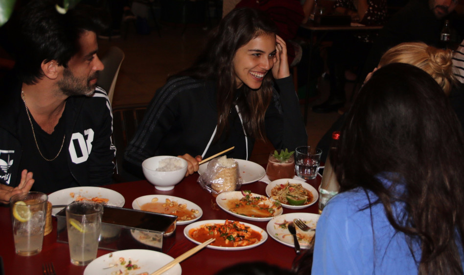 מדגמנת גם אוכל רחוב. מלכה