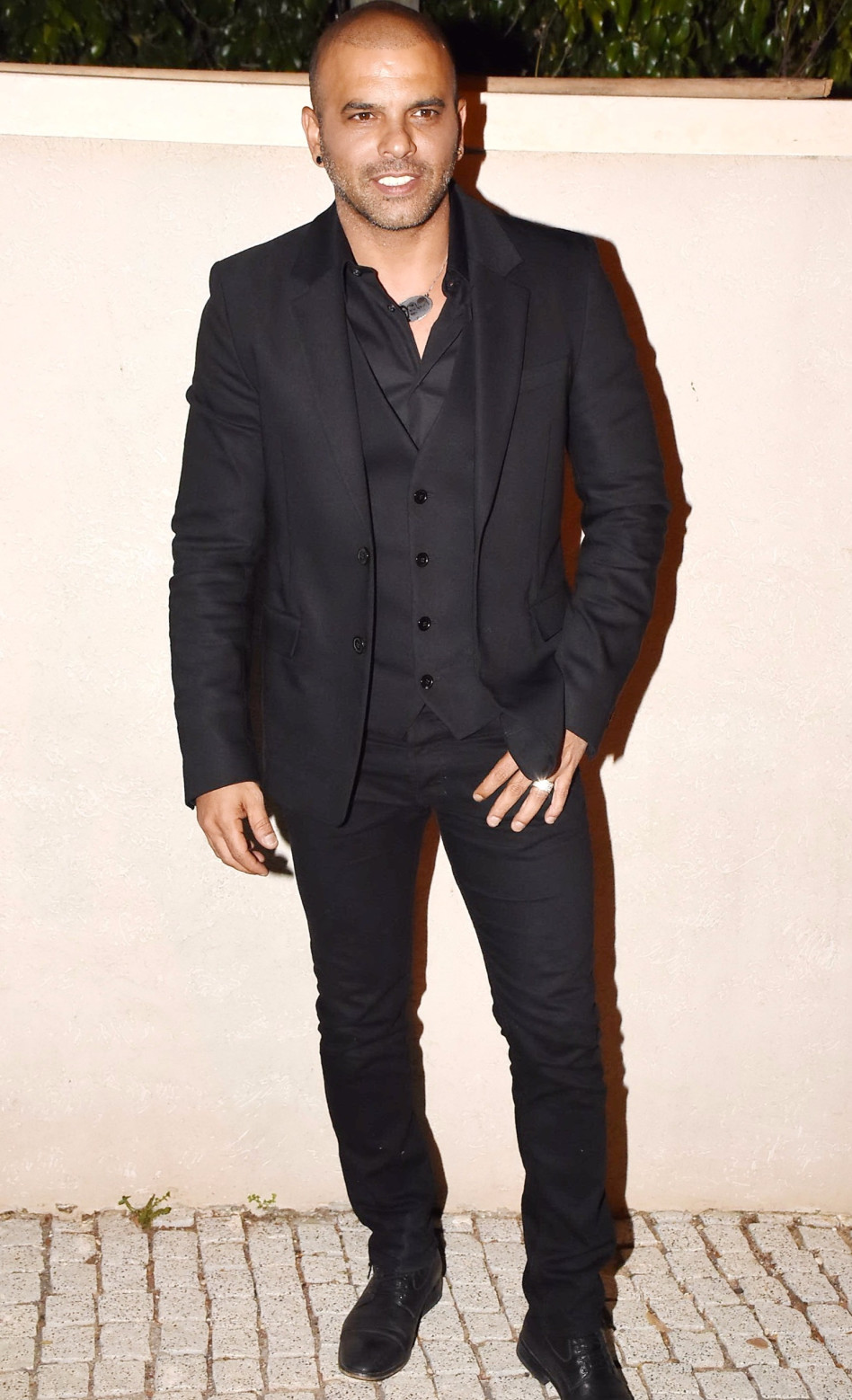 אייל גולן בינתיים החנה את הרכב?