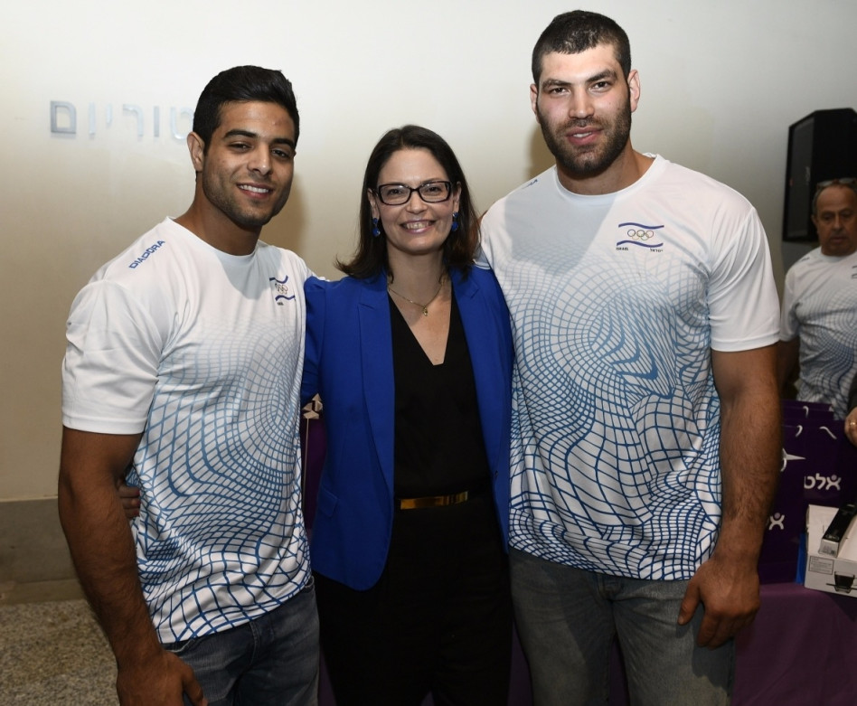 רוני בהט והספורטאים (צילום באדיבות הוועד האולימפי בישראל)