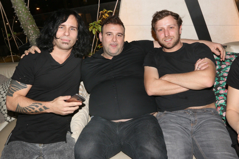 שני גברים ודי ג'יי. סקאזי!