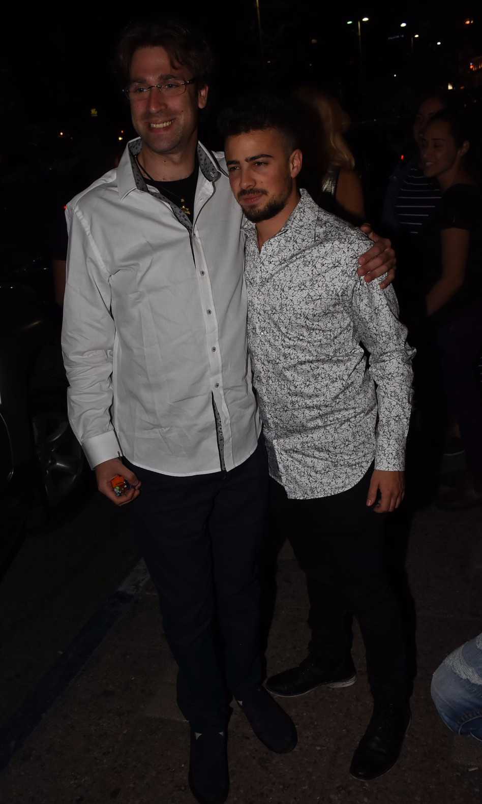 מייקי מחלק אהבה לעולם