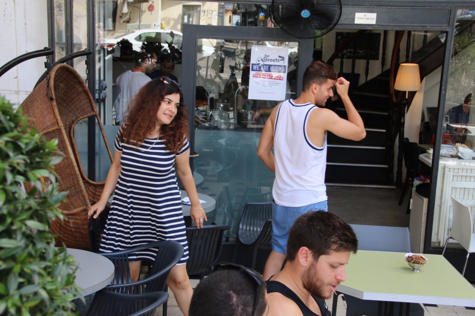 רוקדת כמו אישה משוחררת!