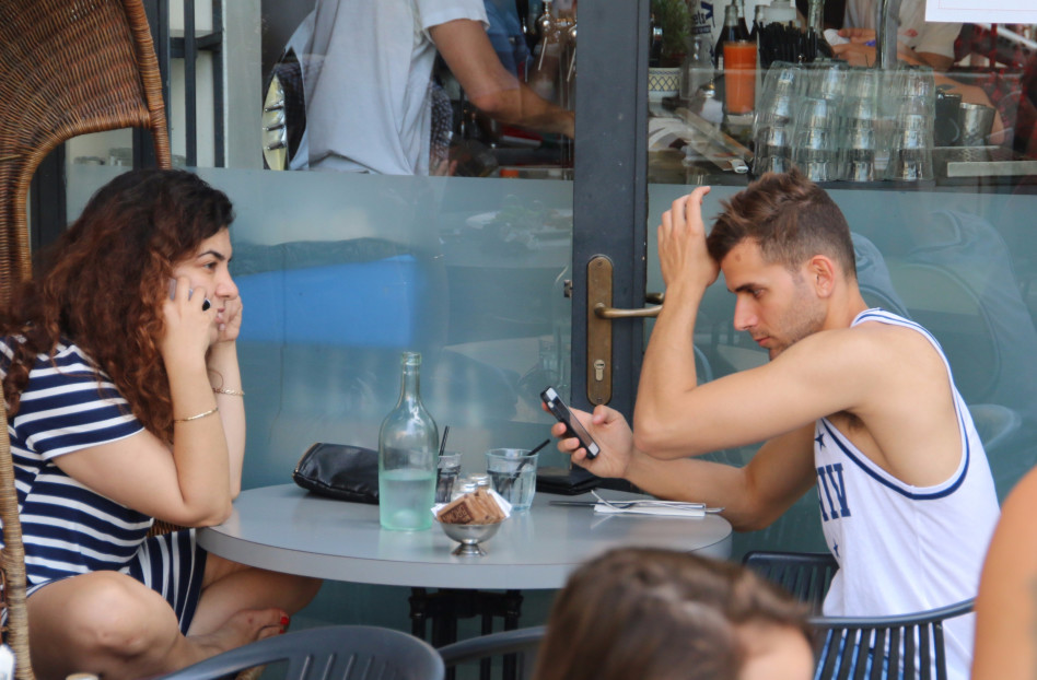 "חושב שכדאי לי אייס לימונענע?". אור סיונוב עם גיל אלמוג (צילום: ניר פקין)