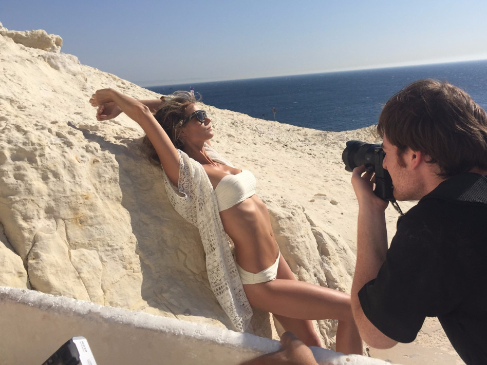 נחה על הסלעים