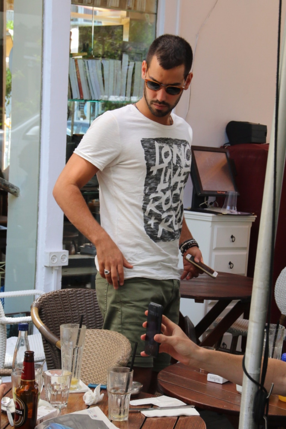 רגע, משלמים כאן על האוכל?