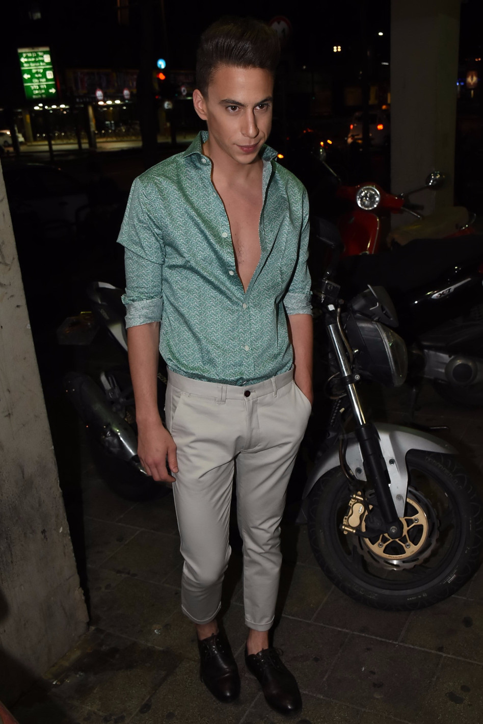 שופי על המחשוף. טום באום