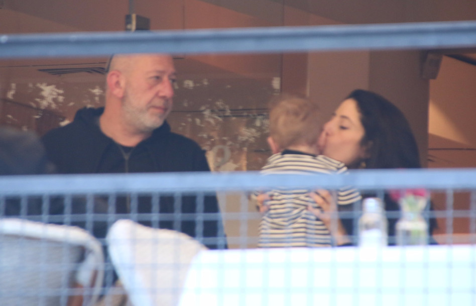 לכולם נותנת אהבה. אפרת גוש והבן ג'וליאן (צילום: ניר פקין)