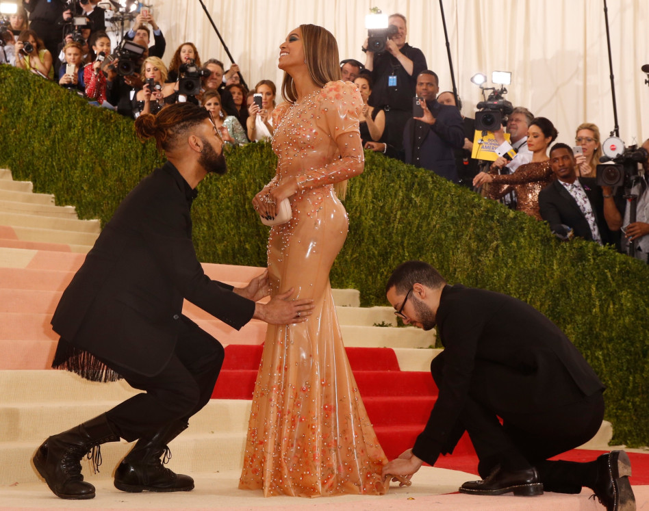 היי, בי. ביונסה על השטיח האדום