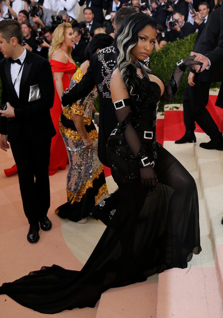 ניקי מינאז', בוערתתת