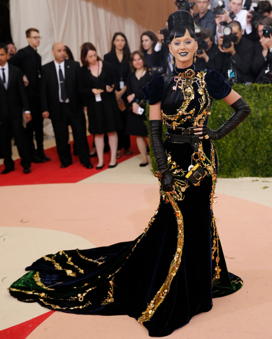 קייטי פרי השתמשה בחיית המחמד כאקססורי