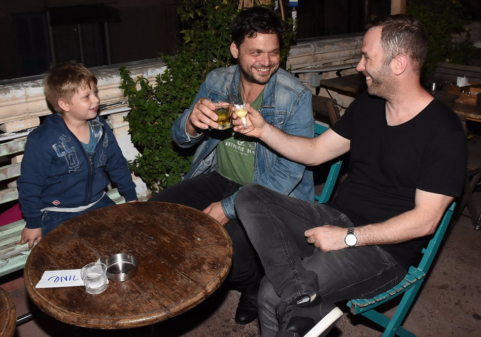 לחיים. אוהד קנולר והבן חוגגים עם אוהד חיטמן