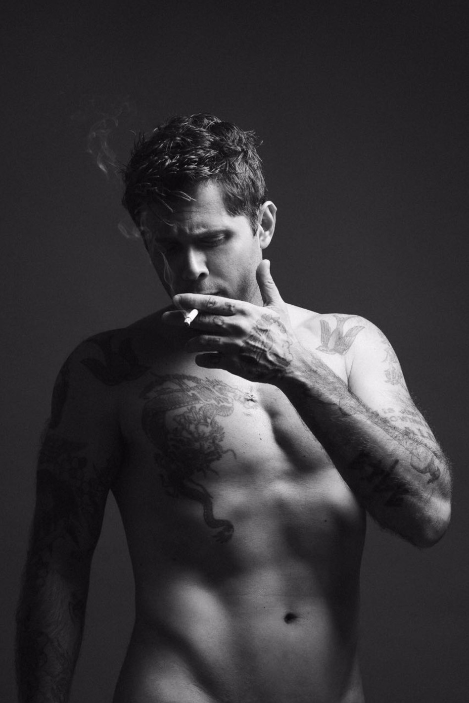 פחות לבוש. שי חי בעירום