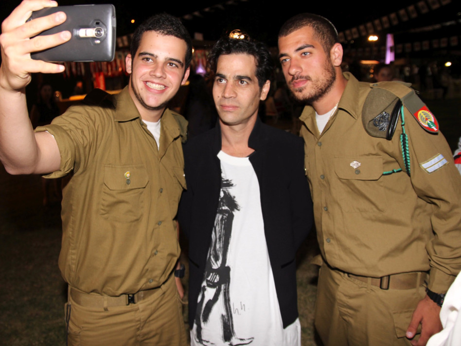 אביב גפן מחזק את חיילי צה"ל